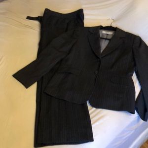 Tahari business suit dark gray size 8